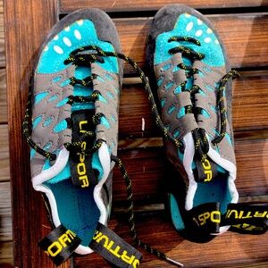 La Sportiva Tarantulace Women's Climbing Shoes - Black and Blue